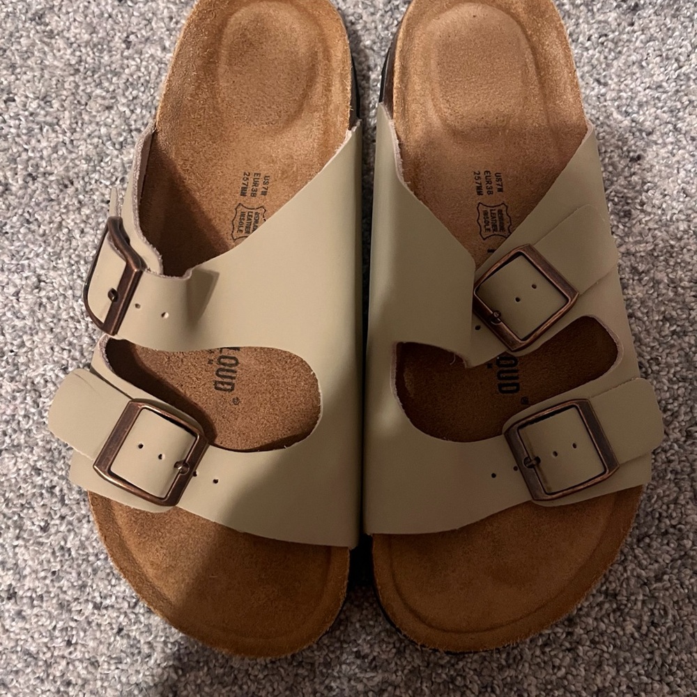 Women’s Beige Sandals - Size 7 Wide